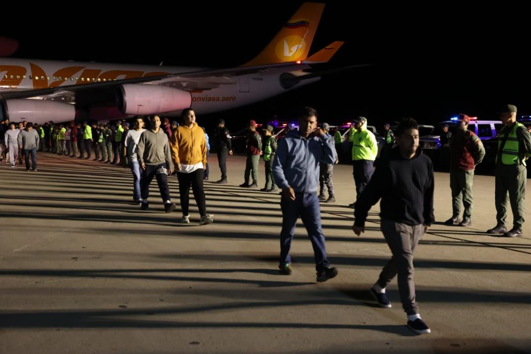 Más de 190 migrantes venezolanos rescatados vuelven a su patria