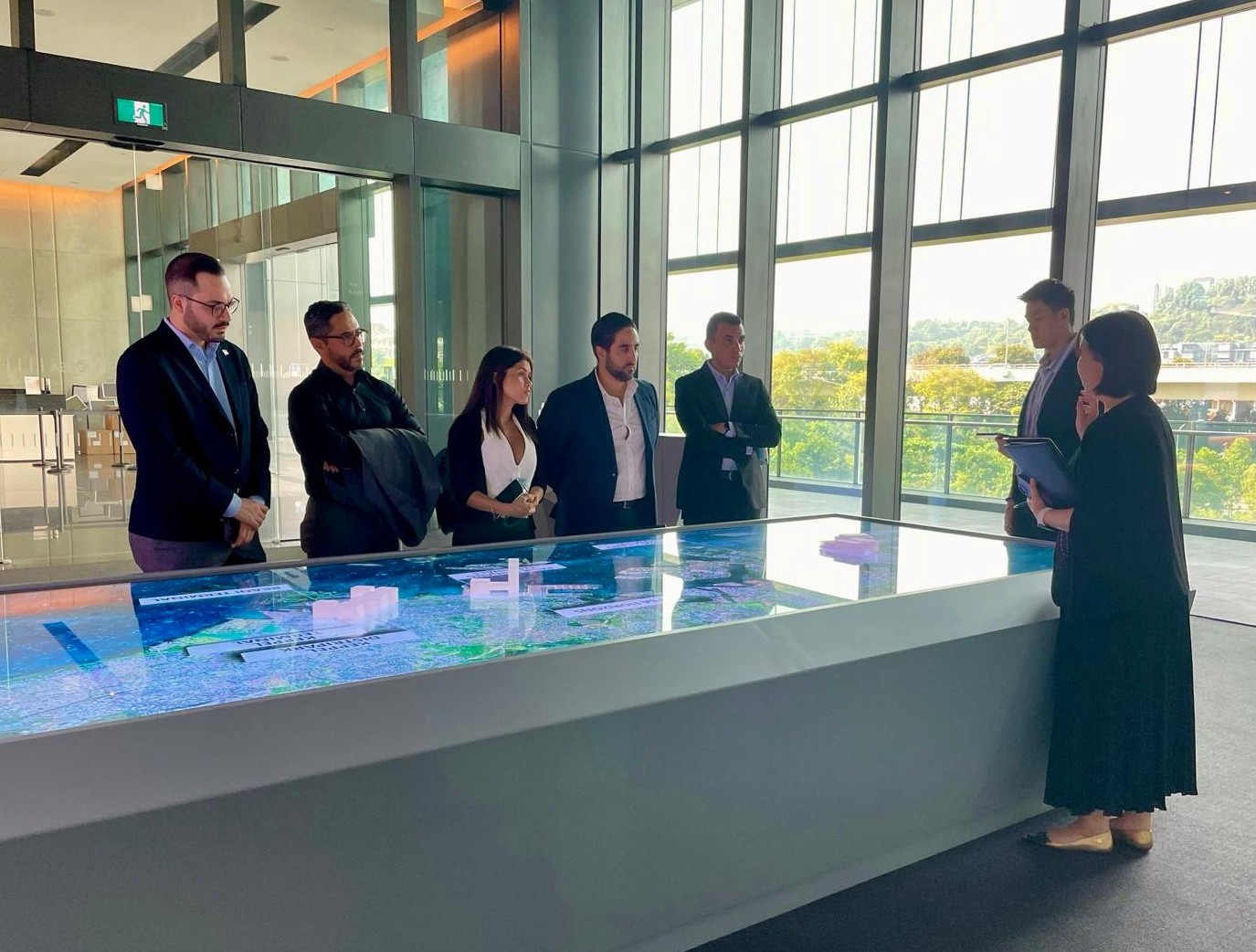 Delegación venezolana visita la Galería y Centro de Innovación del Puerto singapurense