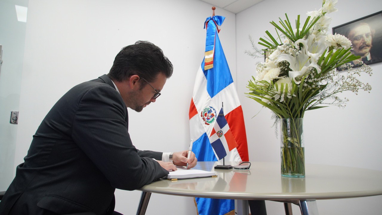 Embajador en Bolivia firma Libro de Condolencias por tragedia en República Dominicana
