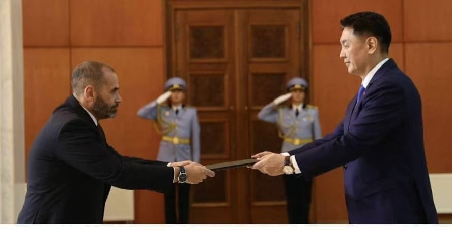 Embajador Remigio Ceballos presentó Cartas Credenciales al Presidente de Mongolia