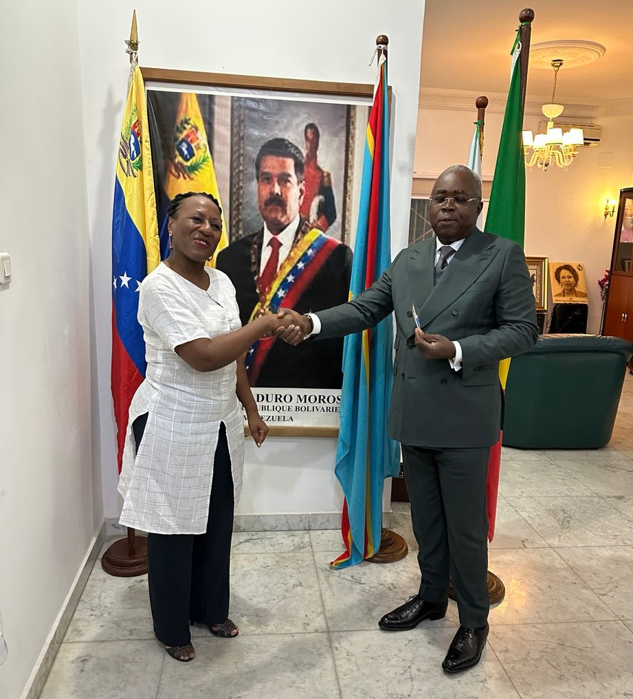 Embajadora de Venezuela recibe al Primer Vicepresidente del Senado de la RDC