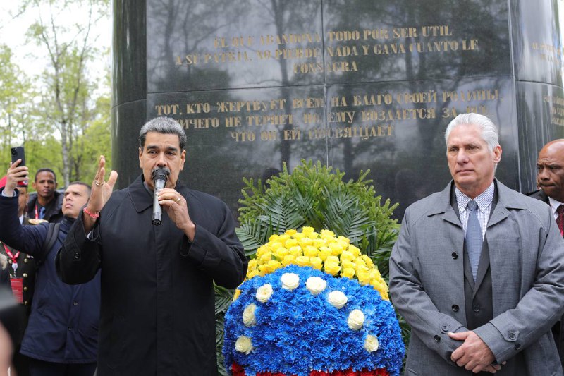 Maduro rinde honores ante el Monumento al Libertador en Rusia