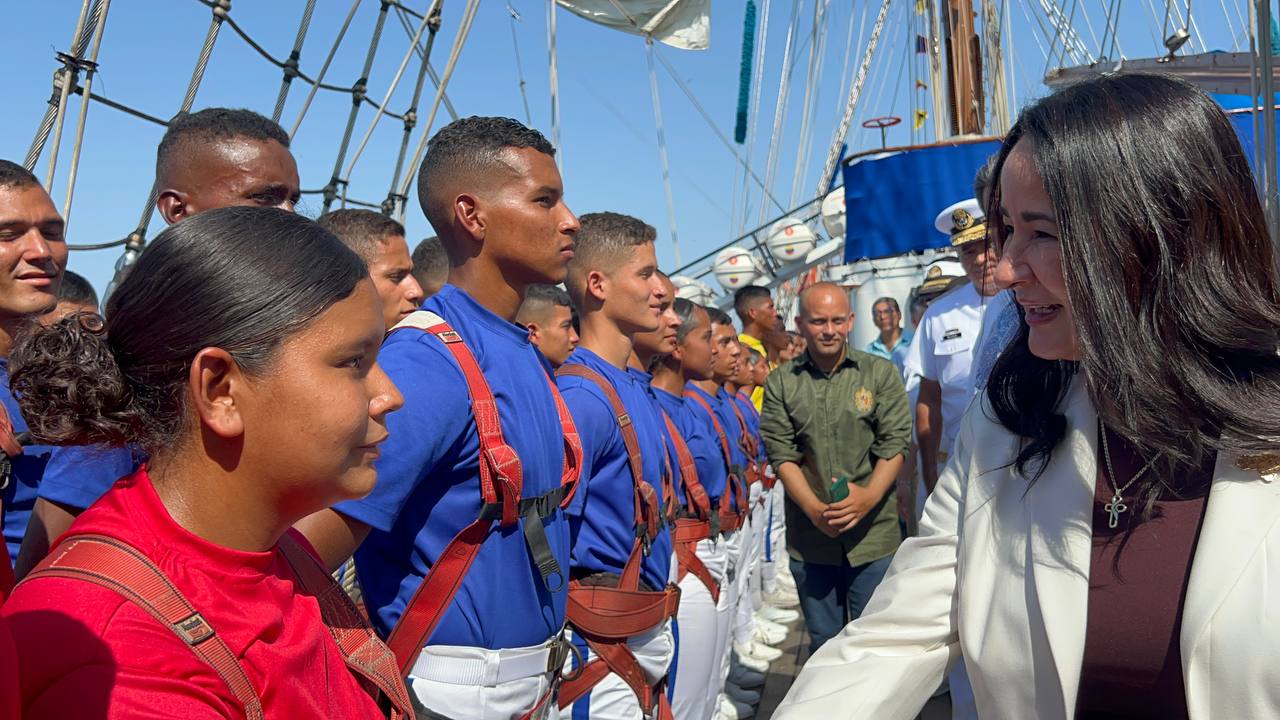 Buque Escuela "Simón Bolívar" atraca en puerto mexicano 