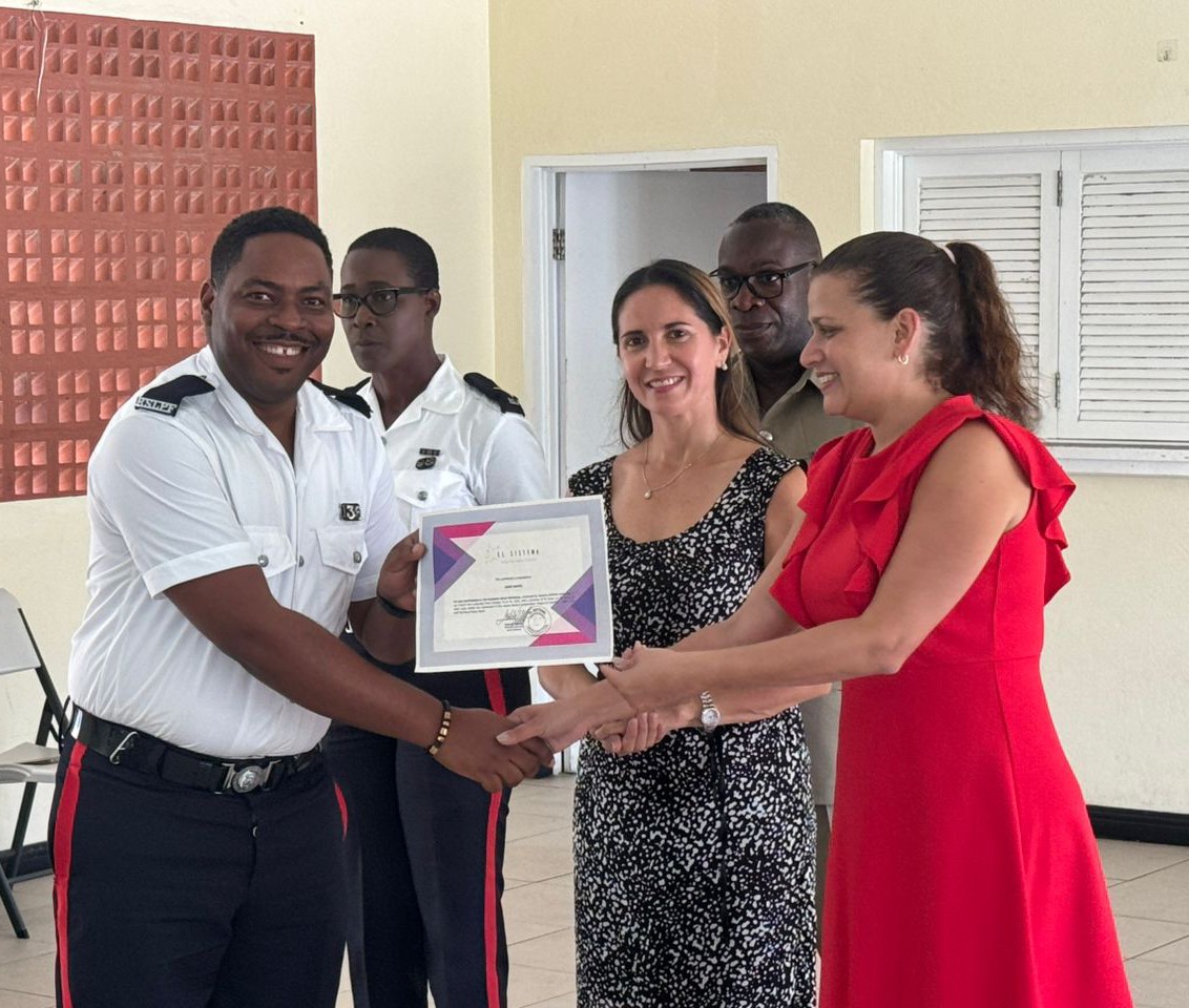 Embajada entrega certificados de taller con El Sistema a Banda de la Policía de Santa Lucía 