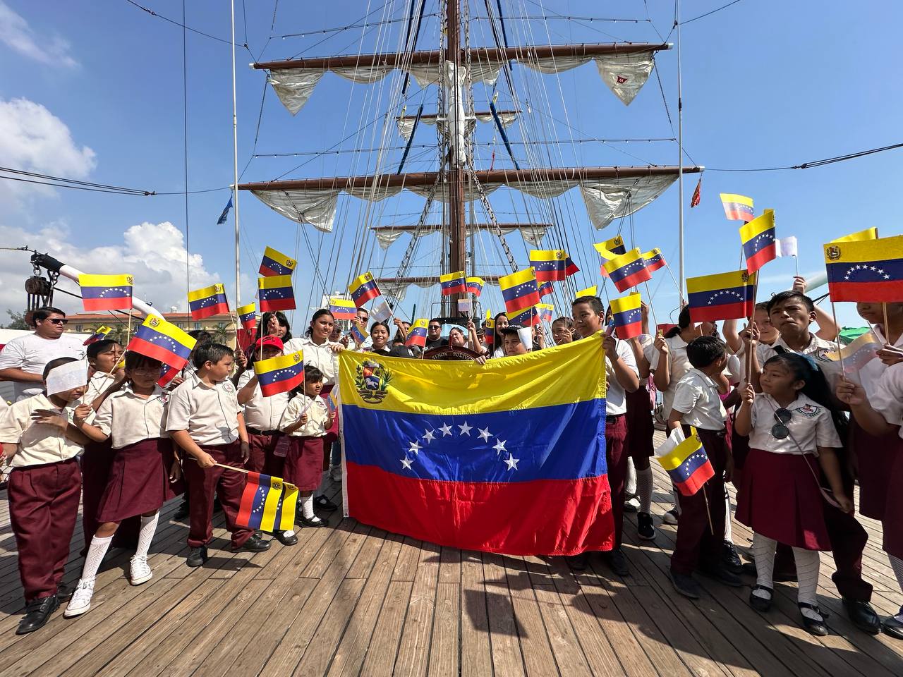 Estudiantes del plantel "Simón Bolívar" de Veracruz visitan Buque Escuela venezolano