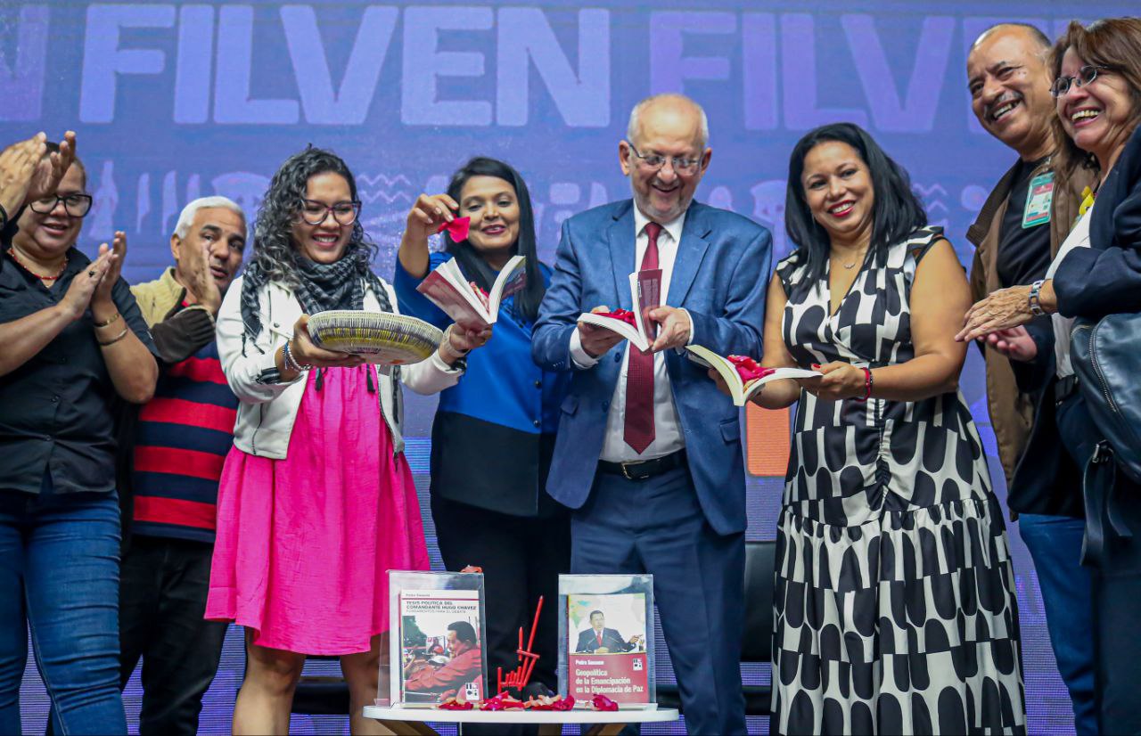 Viceministro Sassone presenta libros en la FILVEN 2025
