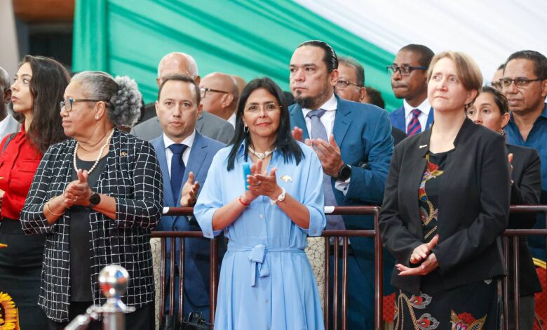 Vicepresidenta Rodríguez participa en toma de posesión de presidenta de Surinam