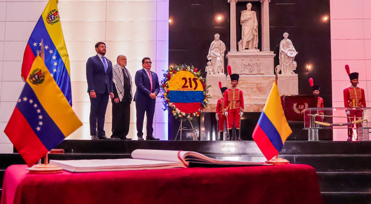 Embajada de Colombia en Caracas honra al Libertador con ofrenda floral
