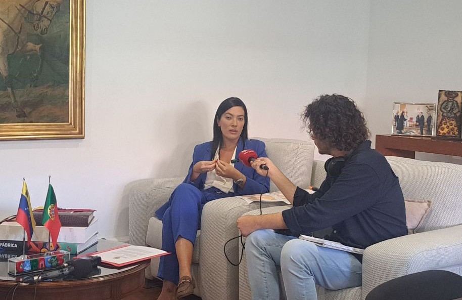 Embajadora Mary Flores aclara verdad de Venezuela durante entrevista con medio portugués 