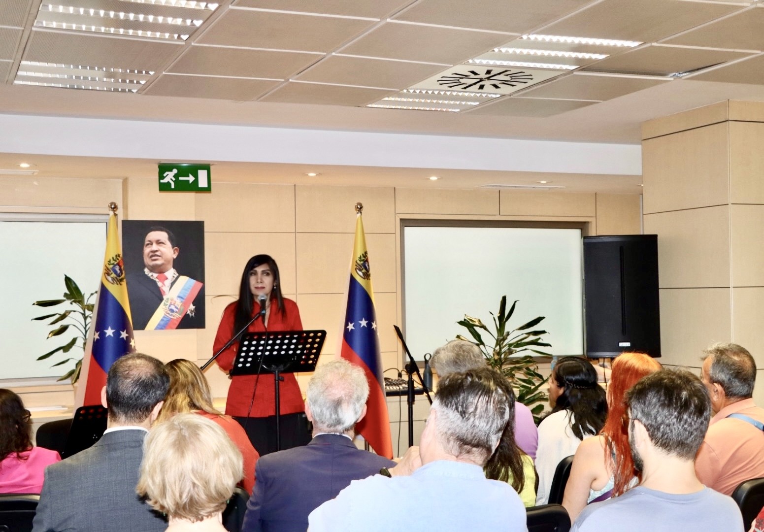 Organizaciones políticas y sociales rinden tributo a Hugo Chávez en Madrid