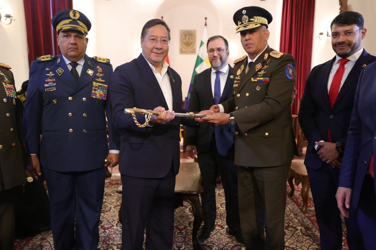 Venezuela entrega réplica de la espada del general Urdaneta al presidente boliviano Luis Arce