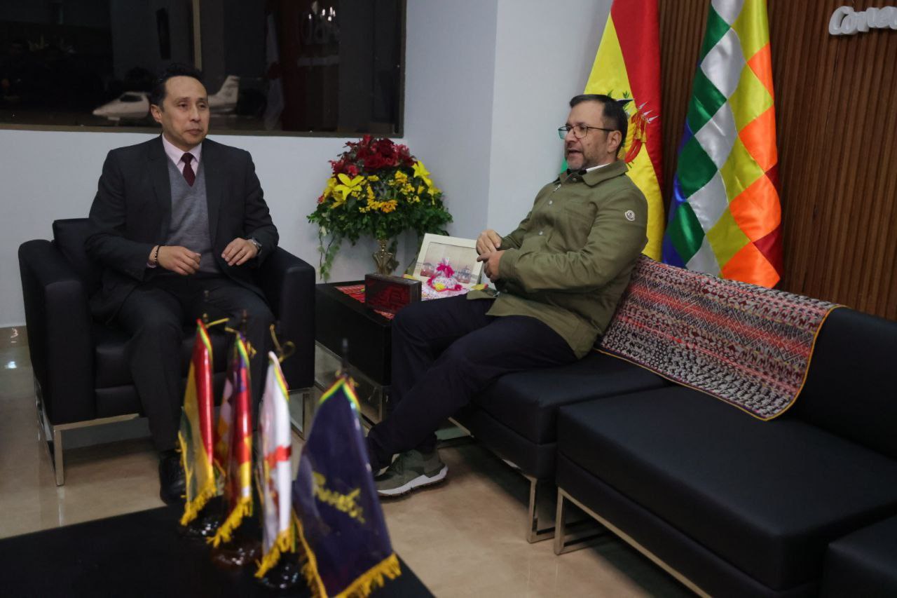 Yván Gil llega a Bolivia para acompañar Bicentenario de la independencia