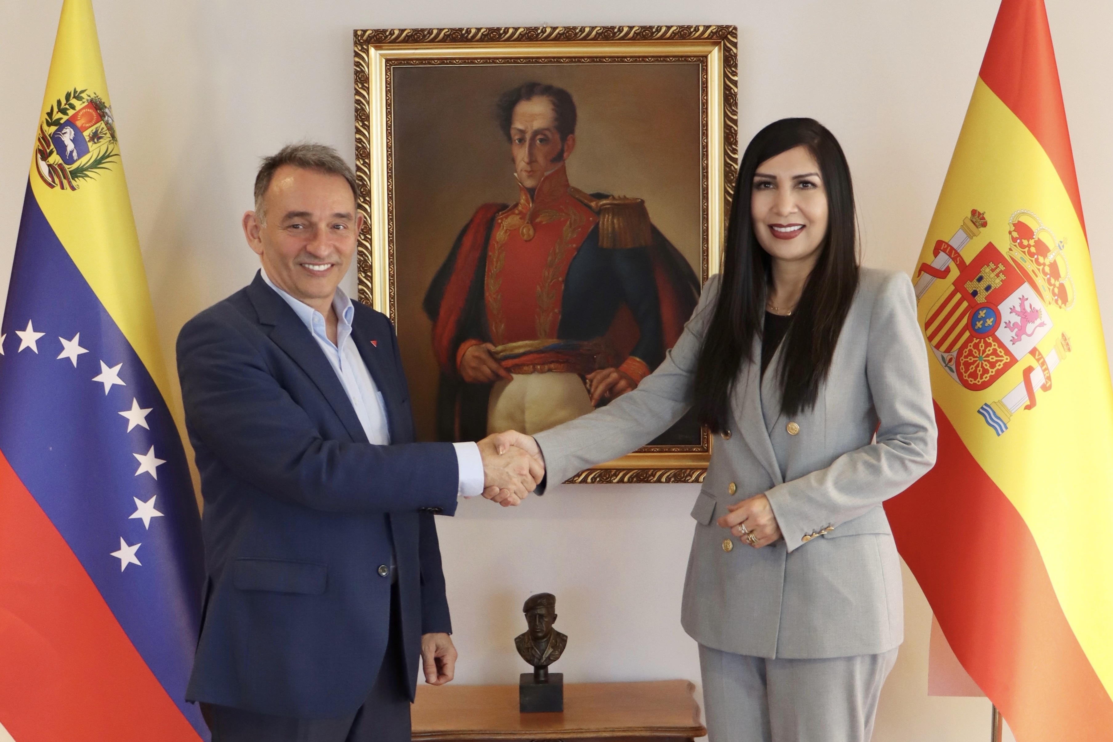 Embajadora Gutiérrez traslada al diputado Enrique Santiago gravedad de amenazas de EEUU contra Venezuela