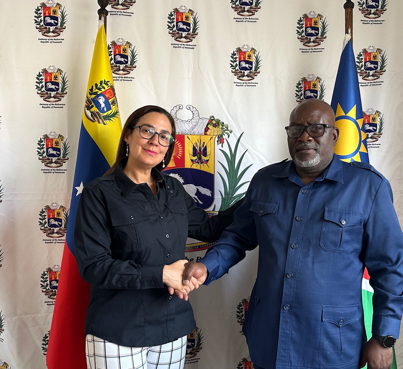 Diputado namibio Modestus Amutse firma por la paz en Venezuela