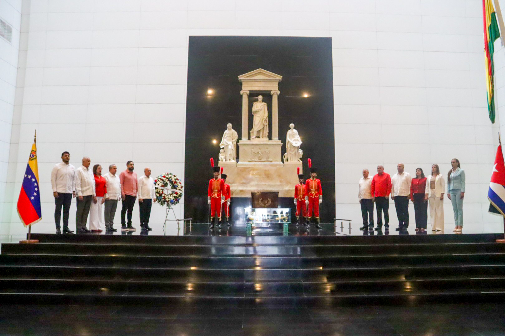Secretario de Organización del PCC rinde tributo al Libertador Simón Bolívar en Caracas