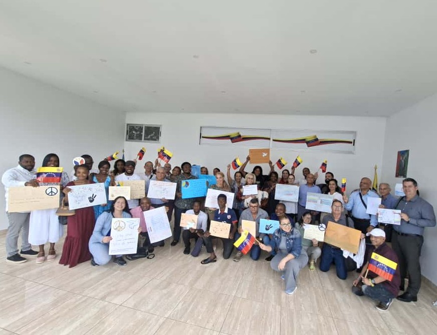 En Malabo realizan carteles por la paz en solidaridad con Venezuela