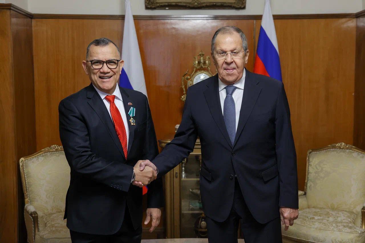 Canciller ruso condecora al embajador de Venezuela con Orden de la Amistad