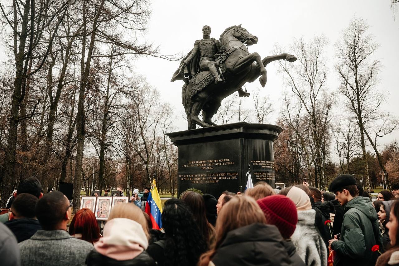 Embajada en Moscú conmemora el 195 aniversario de la partida física del Libertador Simón Bolívar