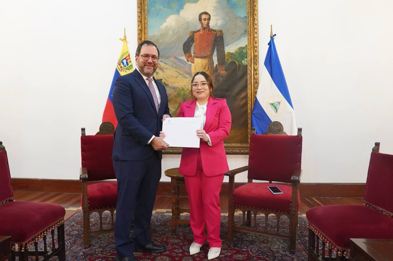 Canciller Yván Gil recibe Copias de Estilo de nueva embajadora de Nicaragua