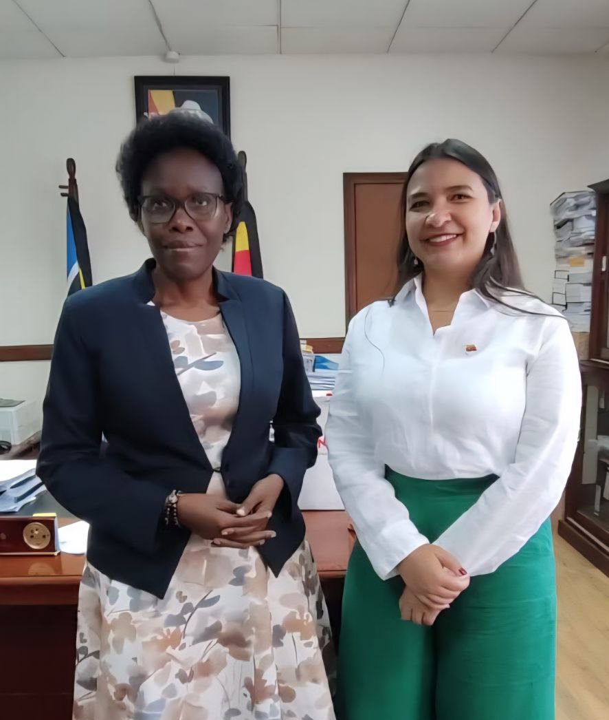 Embajadora de Venezuela y ministra de Vivienda de Uganda exploran áreas de cooperación bilateral