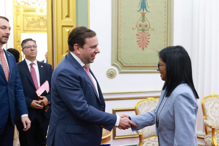 Presidenta (E) Delcy Rodríguez se reunió con representantes de la empresa Shell en el Palacio de Miraflores