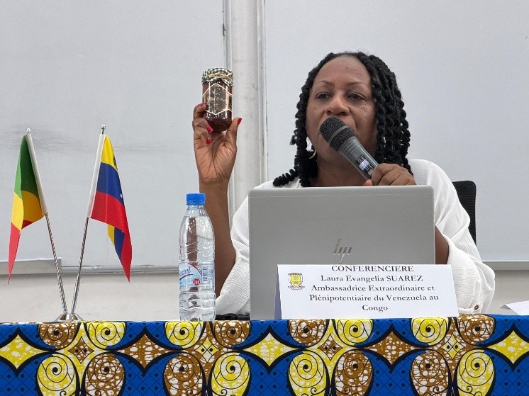 Embajadora venezolana defiende nueva etapa de diplomacia, recuperación y soberanía durante conferencia ante estudiantes universitarios congoleños