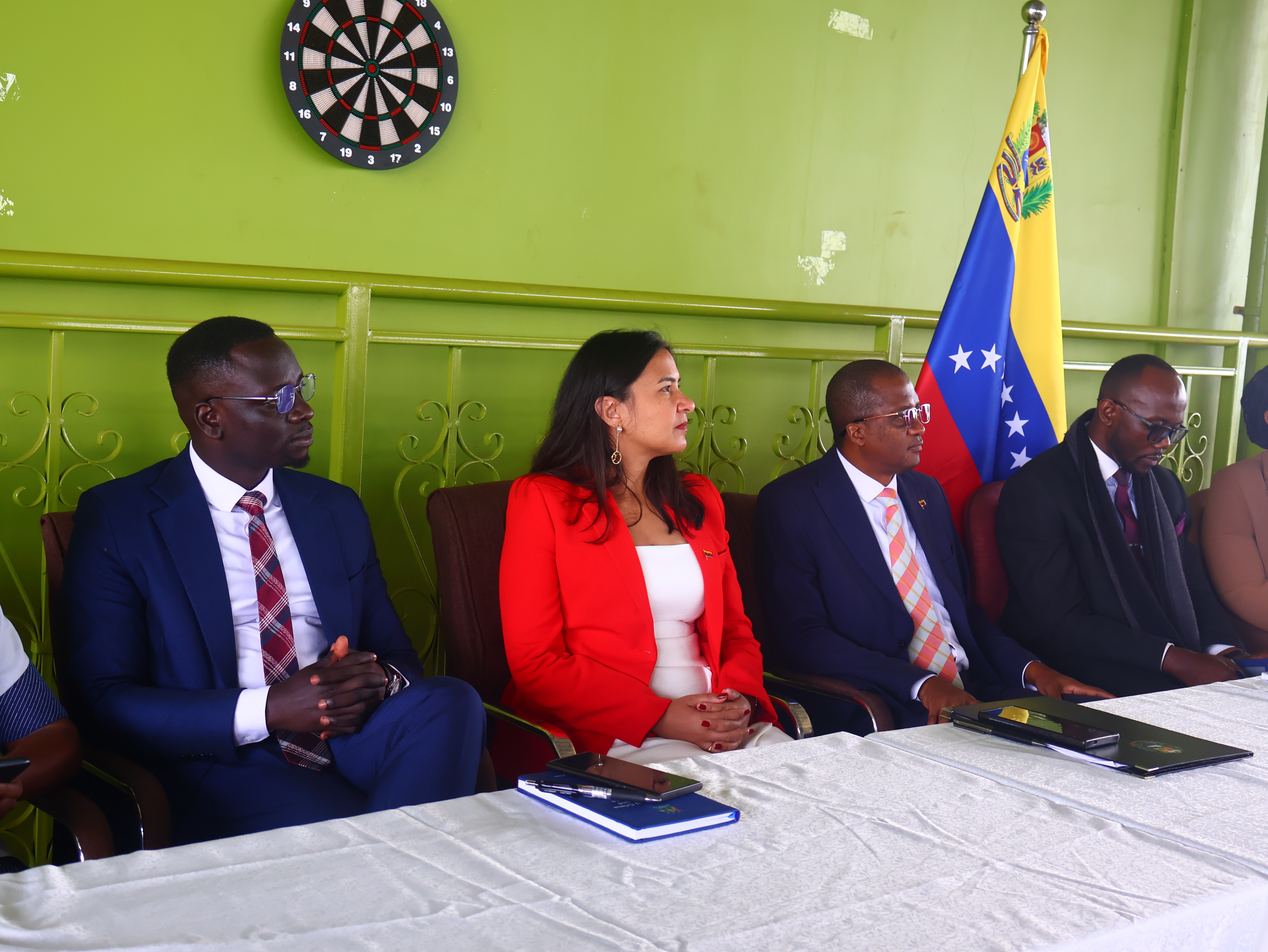 Embajada en Uganda impulsa debate académico sobre soberanía y no injerencia