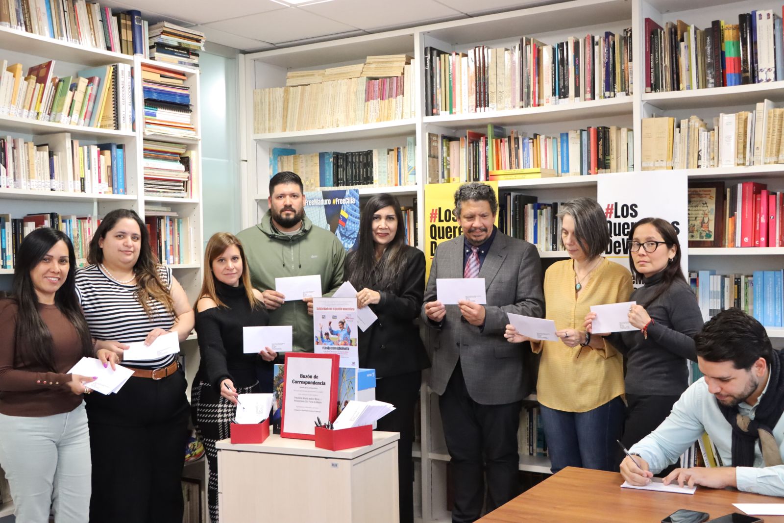 Cartas de solidaridad para pareja presidencial venezolana siguen llegando a la Embajada en España 