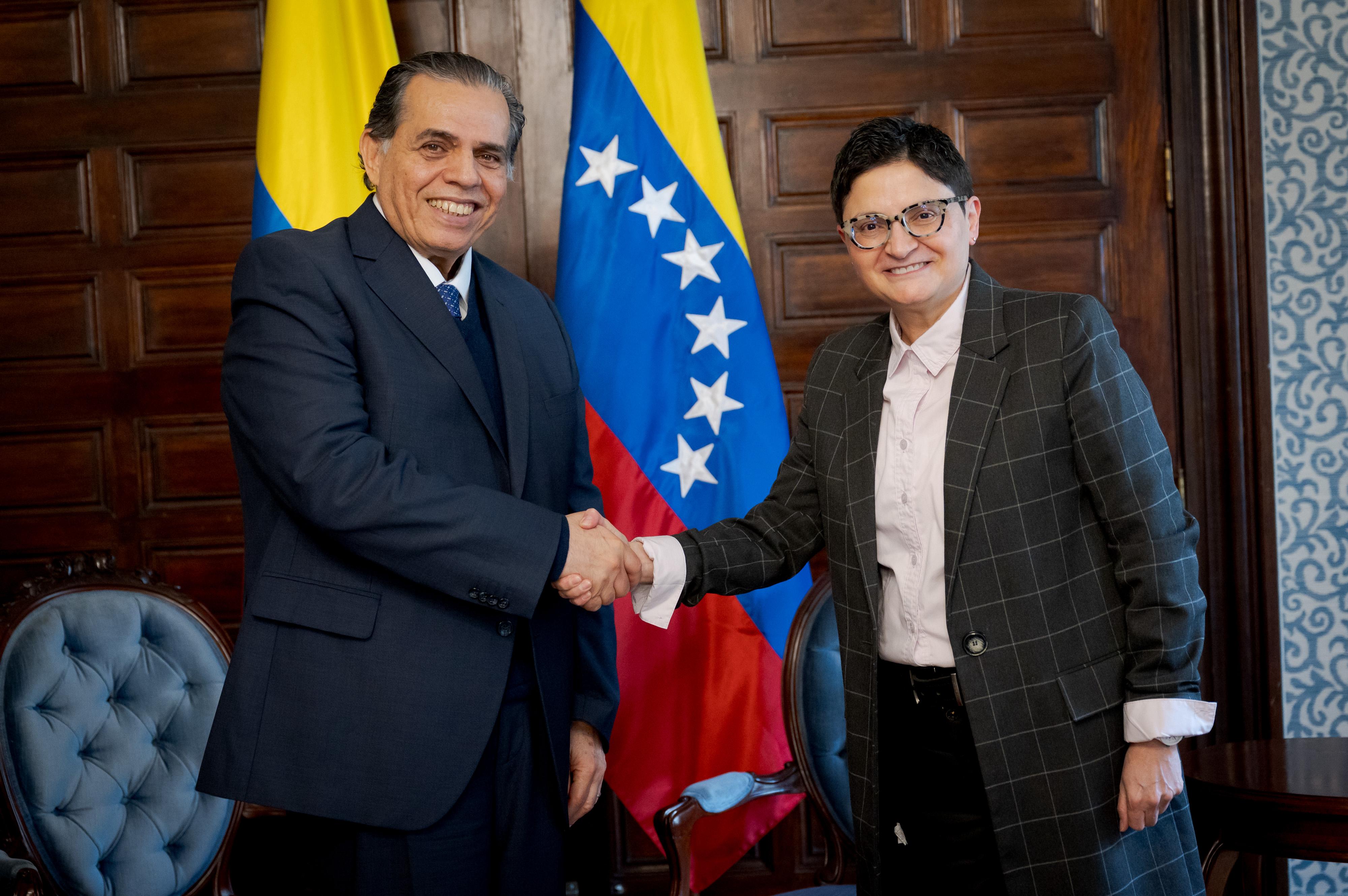 Embajador Ramón Orlando Maniglia presenta Copias de Estilo ante Cancillería colombiana