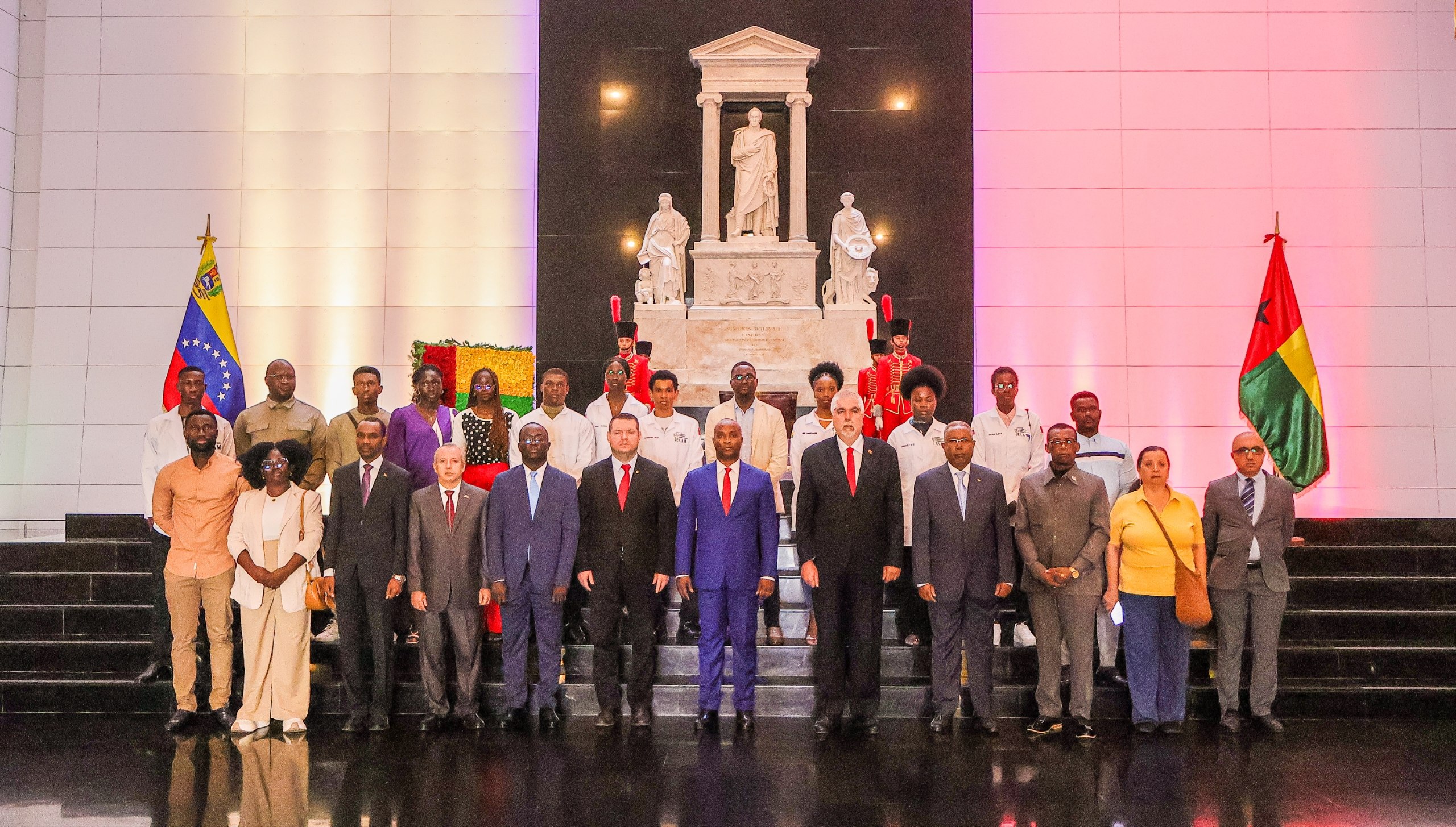 Canciller de Guinea-Bissau rinde honores al Libertador Simón Bolívar en Caracas