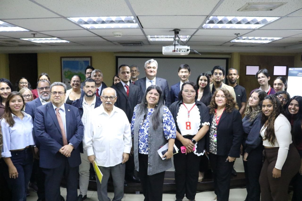 Instituto “Pedro Gual” conmemora su 35.° aniversario con seminario sobre multipolaridad