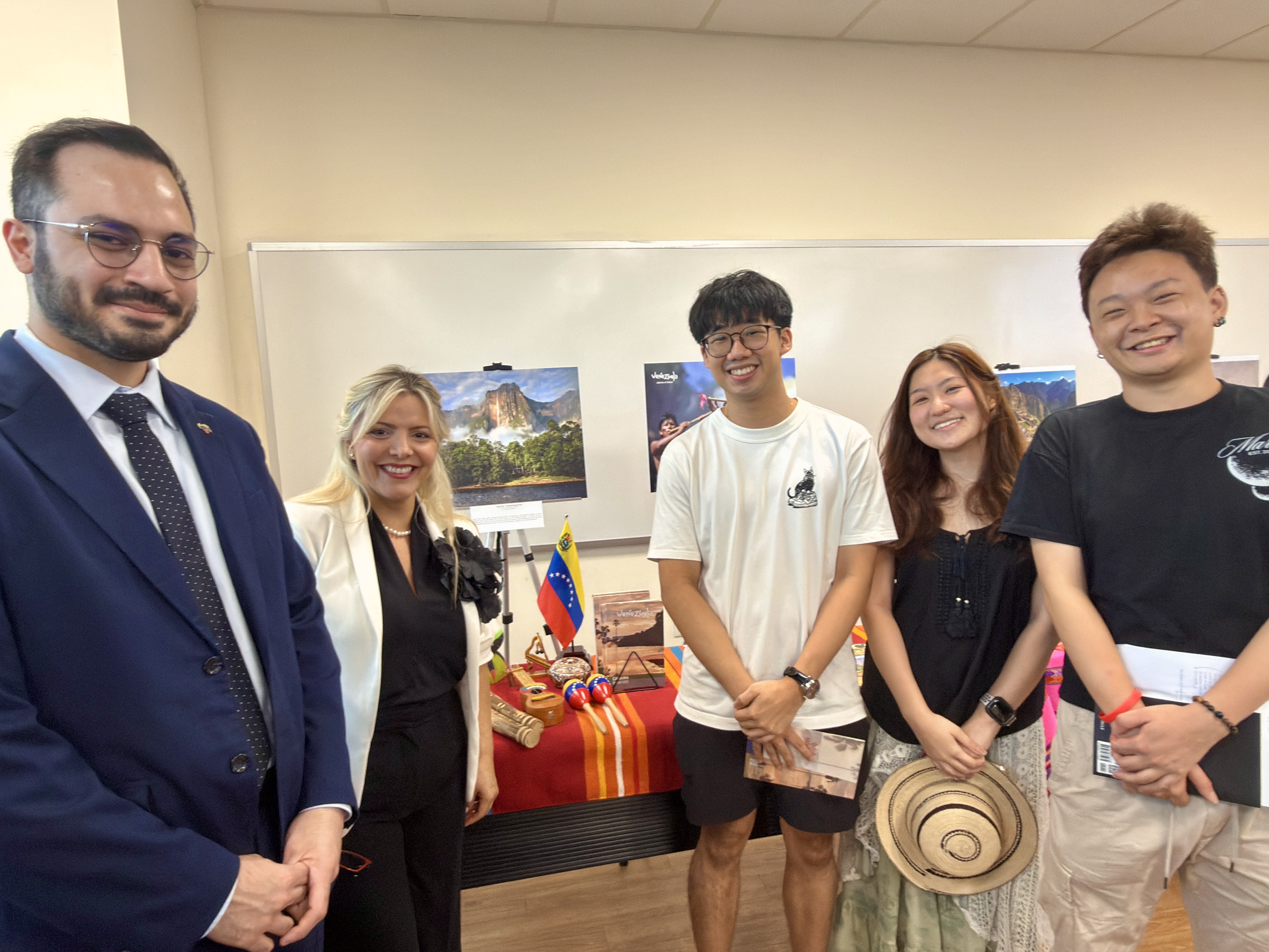 Venezuela exalta su riqueza literaria y ancestral en celebración del Día Internacional del Español en Singapur