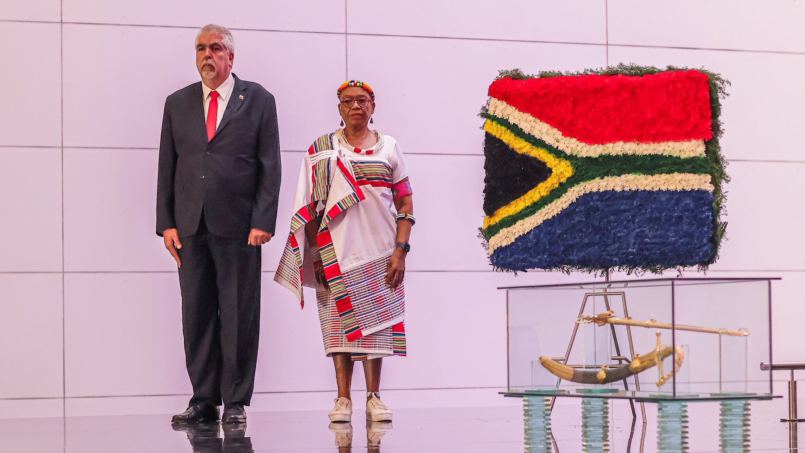 Sudáfrica rinde honores al Libertador en Caracas para conmemorar el Día de la Libertad