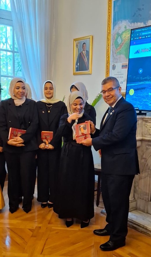 Estudiantes universitarios presentan portal electrónico sobre recursos turísticos venezolanos y egipcios