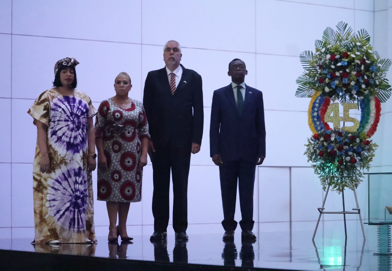 Venezuela y Guinea Ecuatorial celebran 45 años de relaciones diplomáticas con ofrenda floral al Libertador