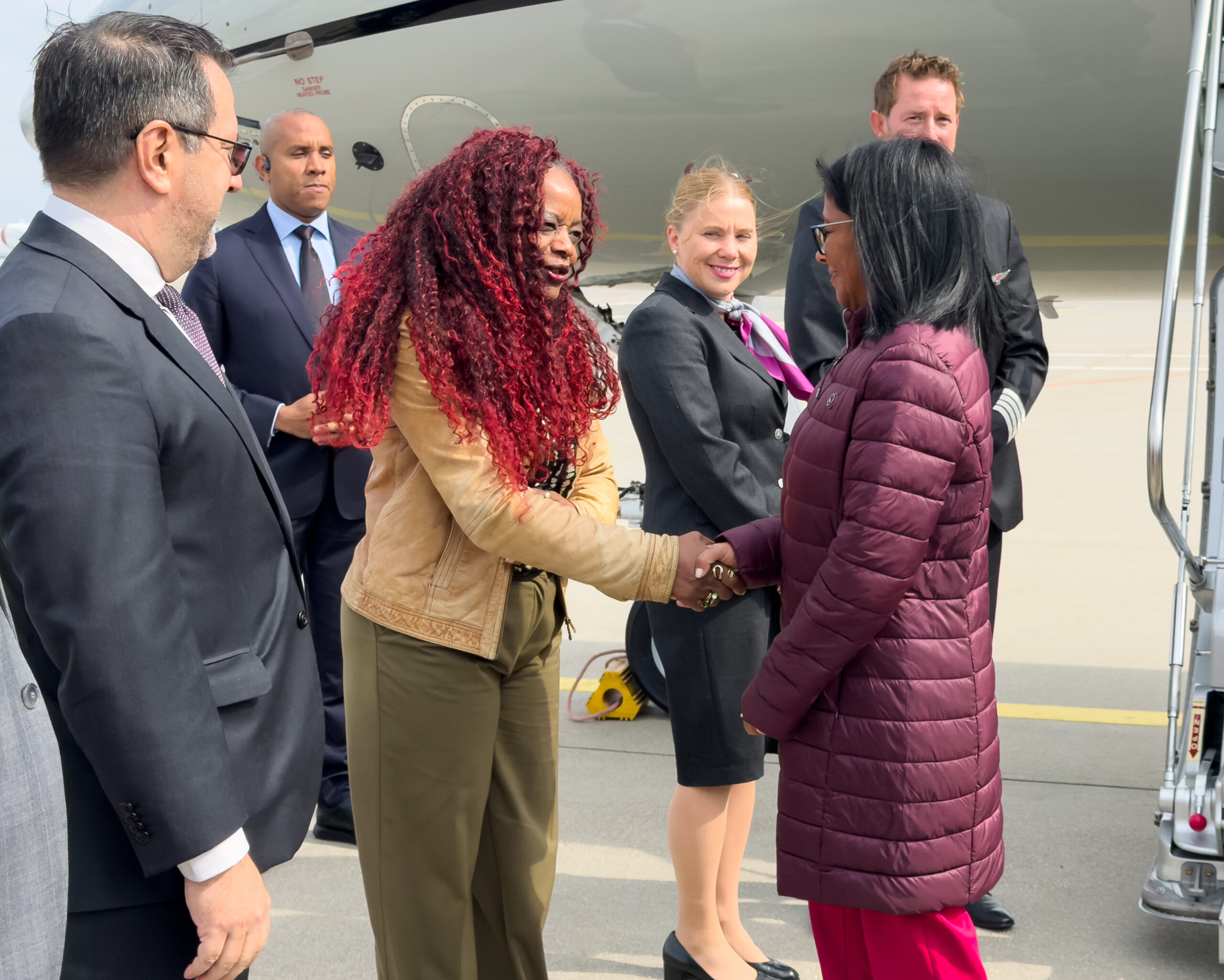 Presidenta (E) Delcy Rodríguez llega a Países Bajos para ejercer histórica defensa en la CIJ