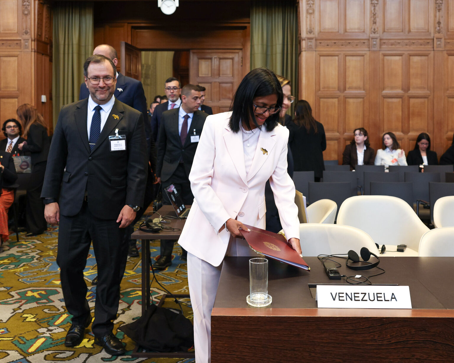 Presidenta (E) Delcy Rodríguez denuncia intento de borrar la historia y símbolos venezolanos