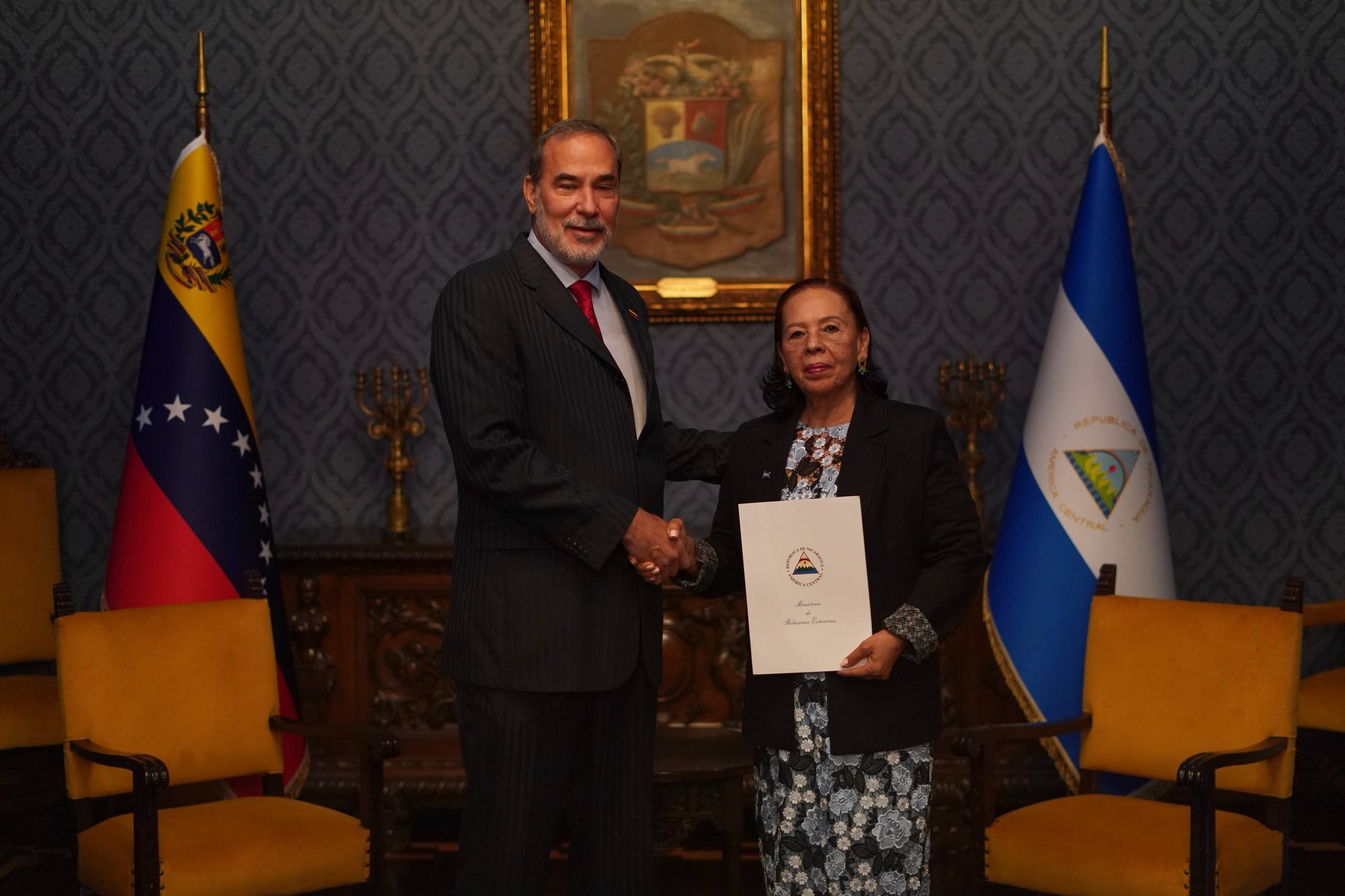 Viceministro para América Latina recibe Copias de Estilo de embajadora designada de Nicaragua 