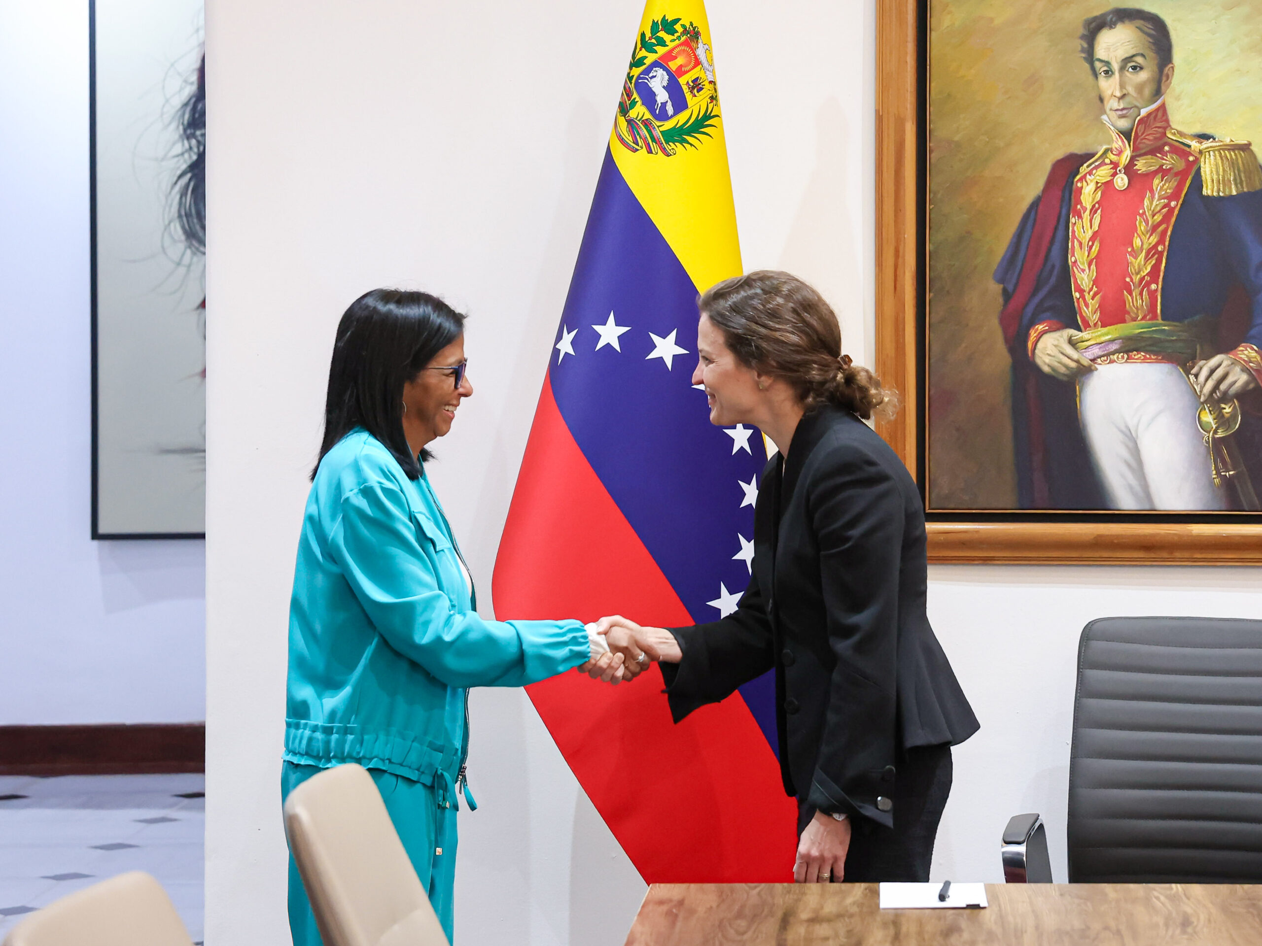 Presidenta (E) sostiene encuentro con la vicepresidenta para América Latina y el Caribe del Banco Mundial