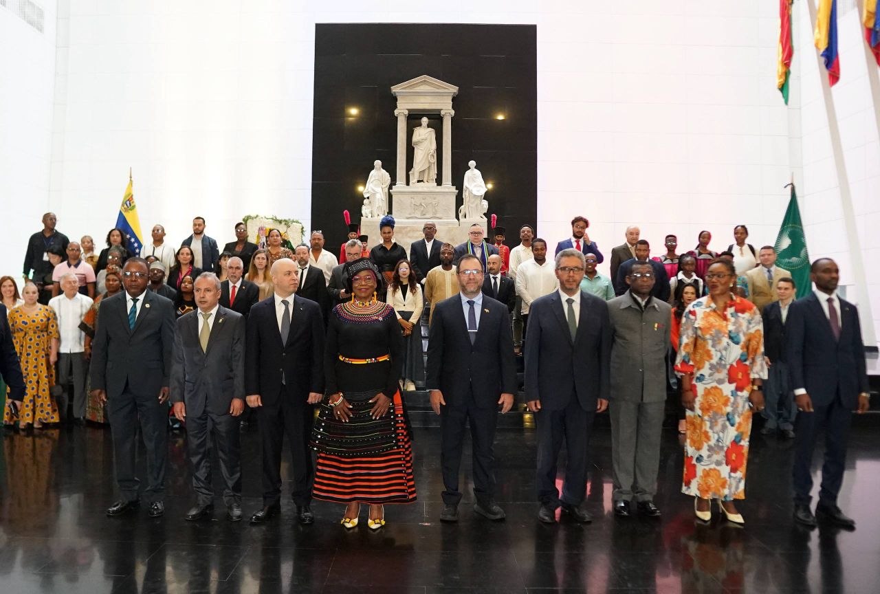 Autoridades diplomáticas inician XXI Semana Mundial de África en Venezuela con ofrenda a Bolívar