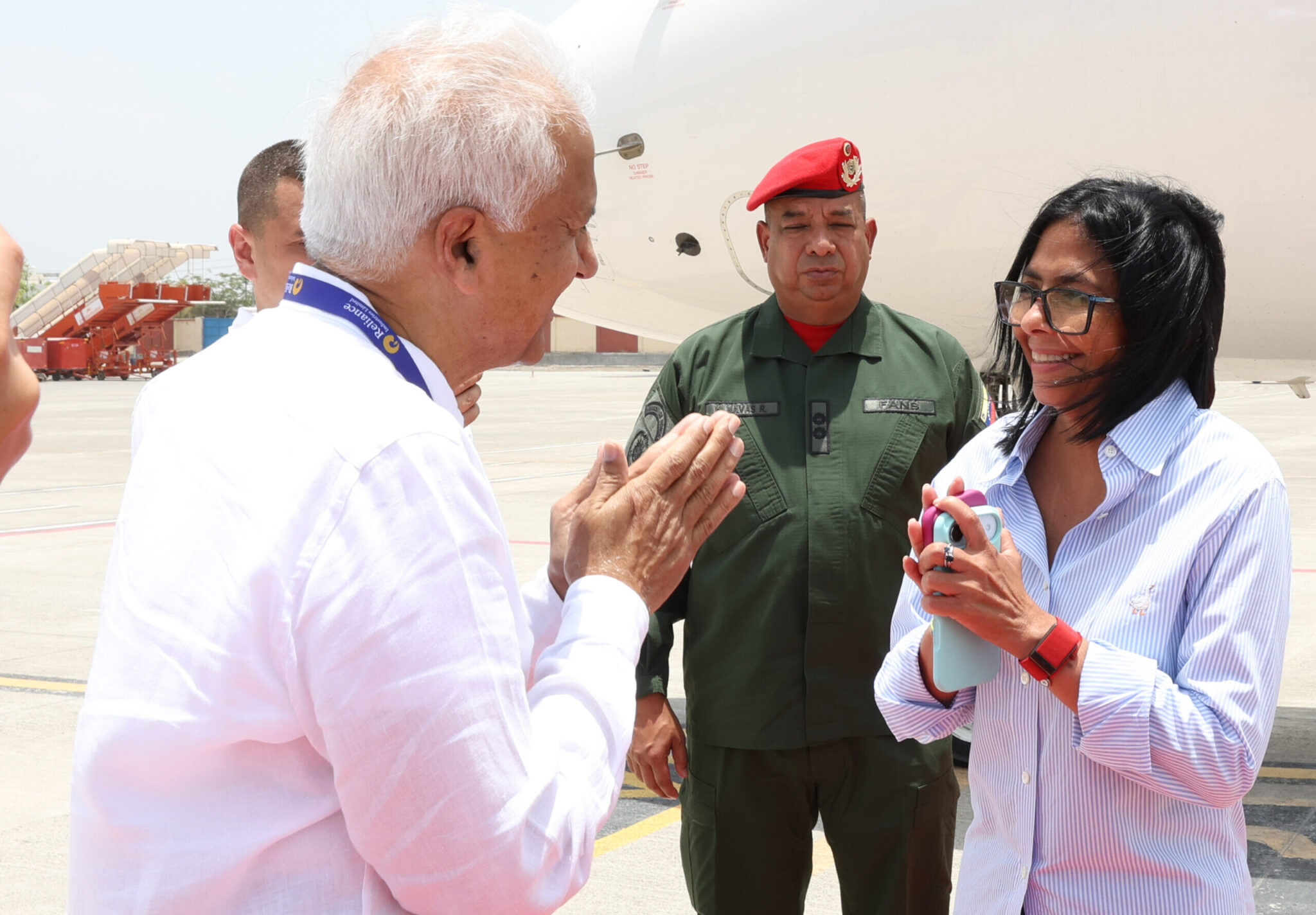 Presidenta (E) Delcy Rodríguez aterriza en la ciudad de Jamnagar y es recibida por autoridades locales