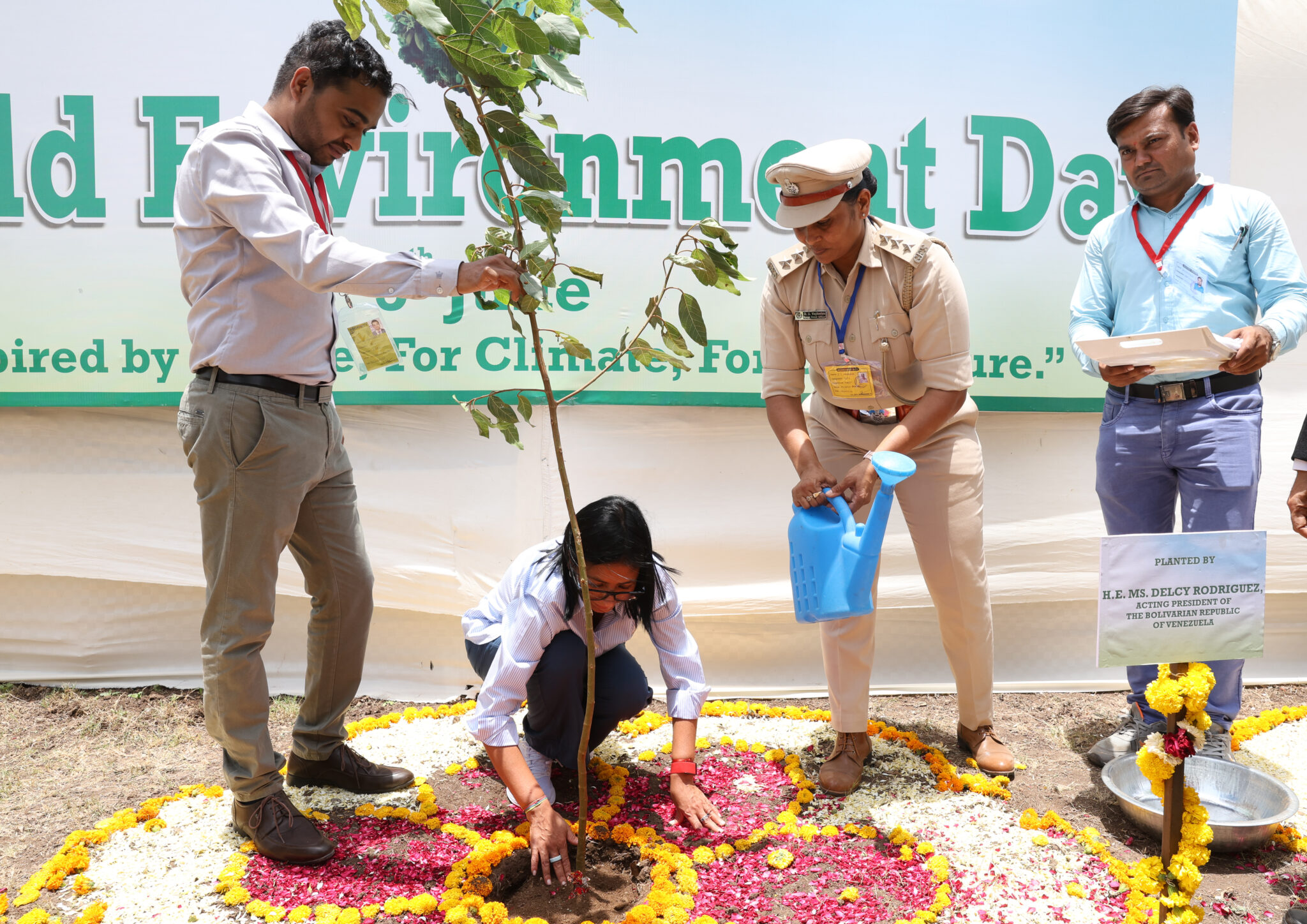 Presidenta (E) Delcy Rodríguez participa en simbólica siembra de árbol a su llegada a la localidad india de Jamnagar
