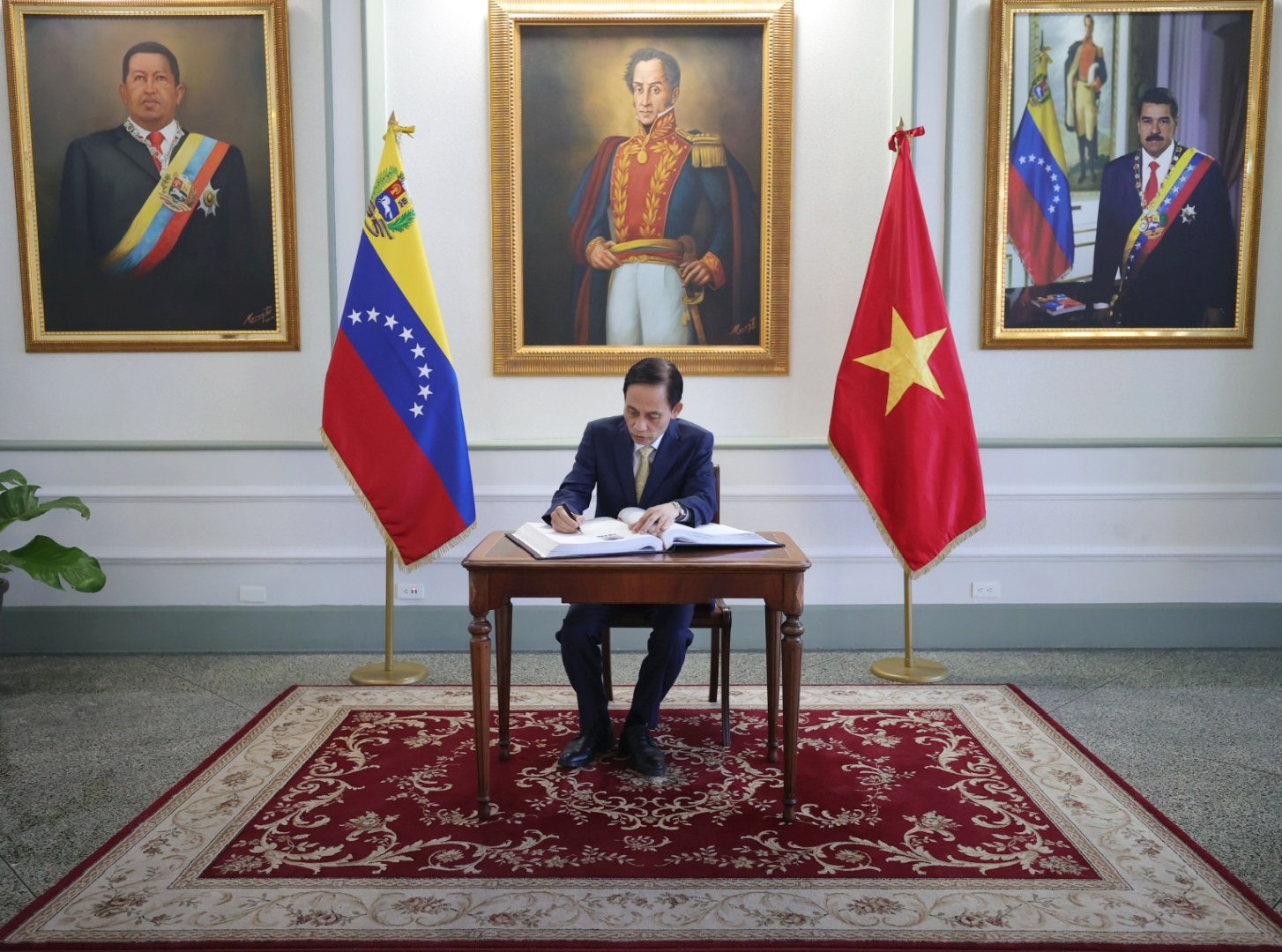 Arriba a Venezuela el ministro de Asuntos Exteriores de Vietnam para consolidar agenda de cooperación