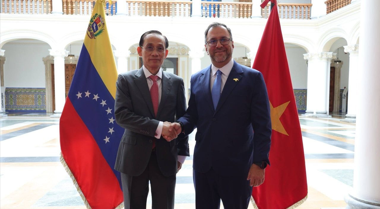 Canciller Yván Gil da la bienvenida en Caracas a su homólogo de Vietnam Le Hoai Trung