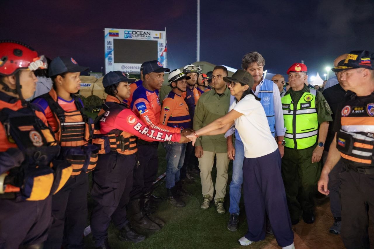 Presidenta (E) Delcy Rodríguez recorre estadio "García Carneiro" junto a equipos internacionales de rescate