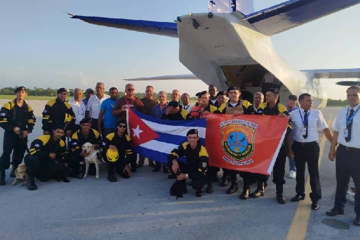 Brigada de rescatistas cubanos se suma a labores de salvamento en Venezuela  