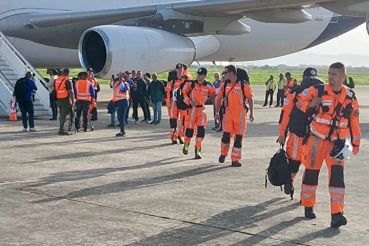 Contingente de rescatistas de Chile arriba a Venezuela para buscar sobrevivientes