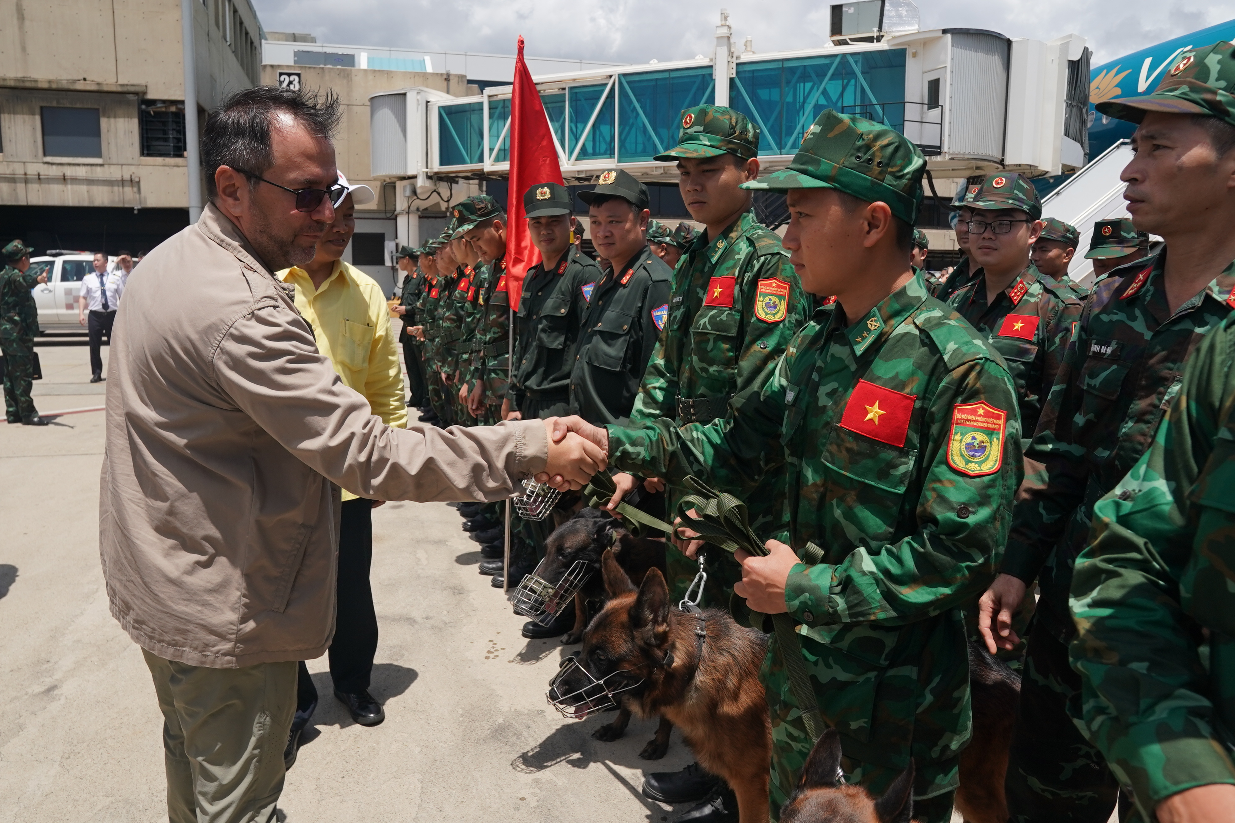 Canciller Yván Gil recibe grupo de rescatistas de Vietnam