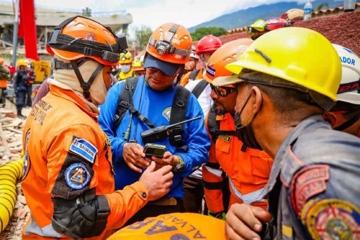 Rescatistas salvadoreños localizan con vida a un hombre atrapado tras sismo