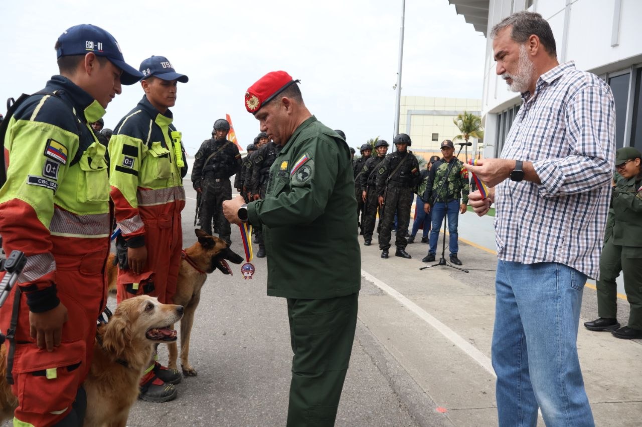 Venezuela condecora a rescatistas de Ecuador: ¡Son hermanos por siempre!